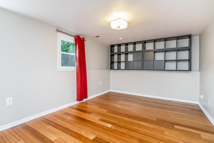 Built in bookshelves - 8727 Valleyfield Rd