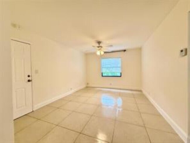 Building Photo - 601 NE 29th Dr