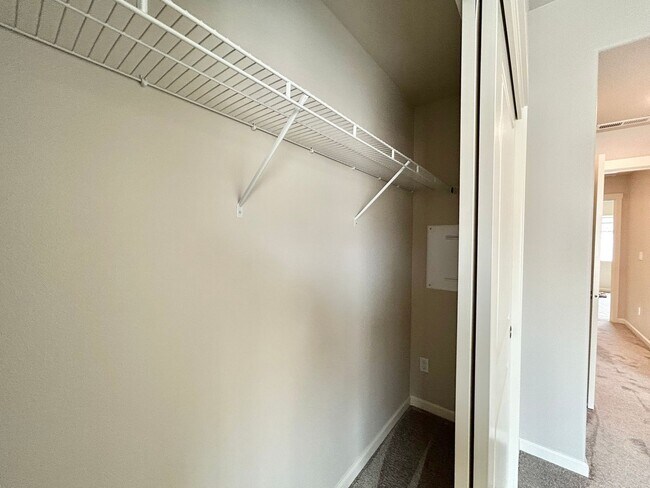 Building Photo - Stunning 2 Bed, 2.5 Bath Craftsman Townhome with Community Amenities!