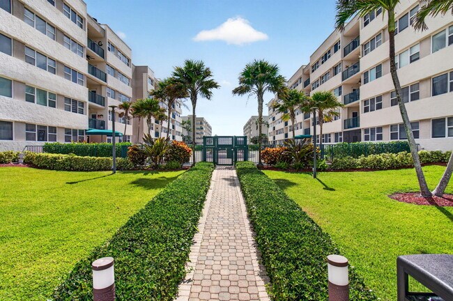 Building Photo - 1236 Hillsboro Mile