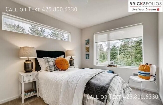 Building Photo - Stunning Three-Story Townhome in Lynnwood, WA