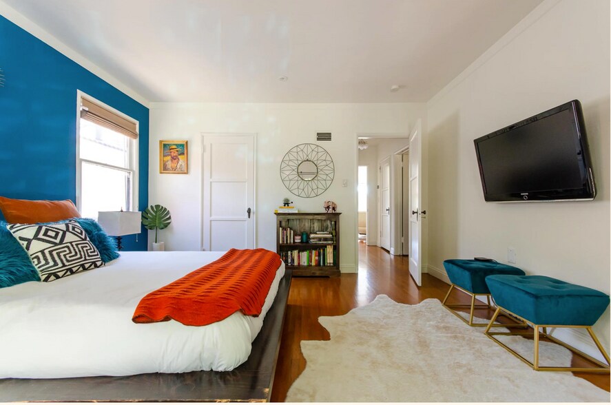Primary w/ queen bed + Roku TV - 2528 Panorama Ter