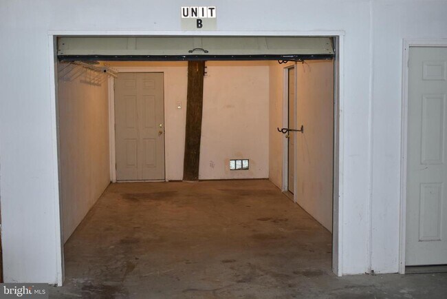 Building Photo - 204 Seneca Way