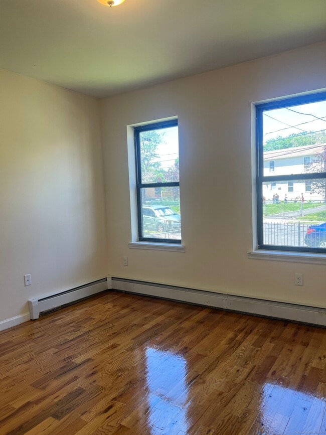 Building Photo - 390 Bellevue St