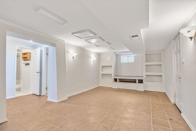 Building Photo - Charming Rambler - Close to Downtown Silve...
