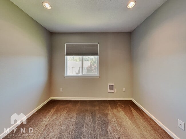 Building Photo - 200 SW Florence Ave