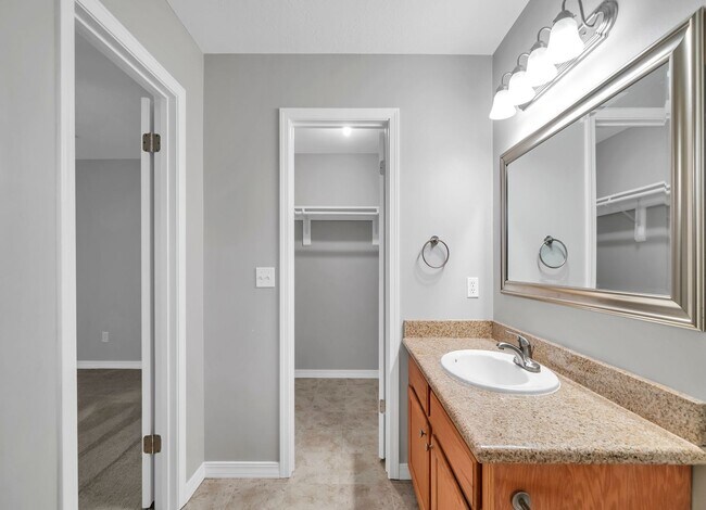 Building Photo - Charming East Navarre Home