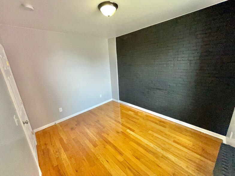 Building Photo - 366 4th Ave