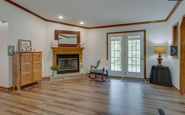 Building Photo - Fairview - 3 bedroom 2 baths - Private living
