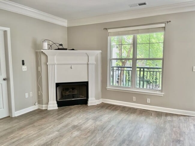 Building Photo - Large and quiet 1 BR 1 BA overlooking cour...