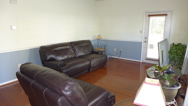 Building Photo - 1426 Nutwood Ct