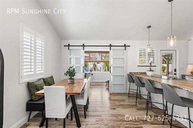 Building Photo - 14024 N Bayshore Dr