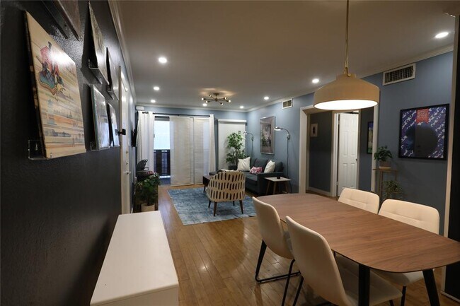 Building Photo - 1304 Summit St