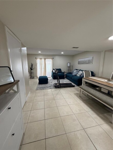 Building Photo - 10053 Lake Oak Cir