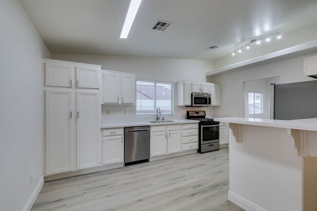 Building Photo - 437 Palegold St