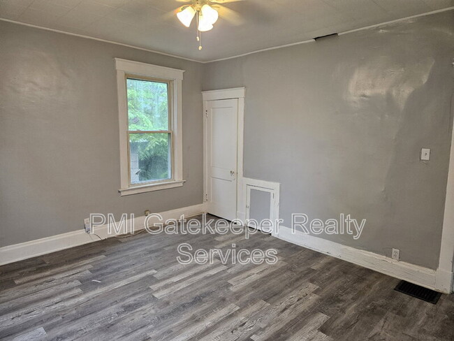Building Photo - 5402 Rolston Ave