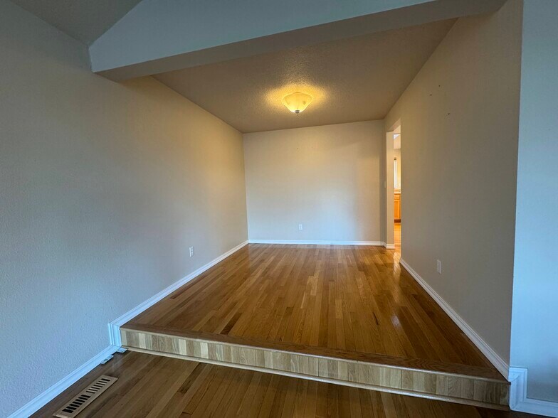 Building Photo - 9775 SW Robbins Dr