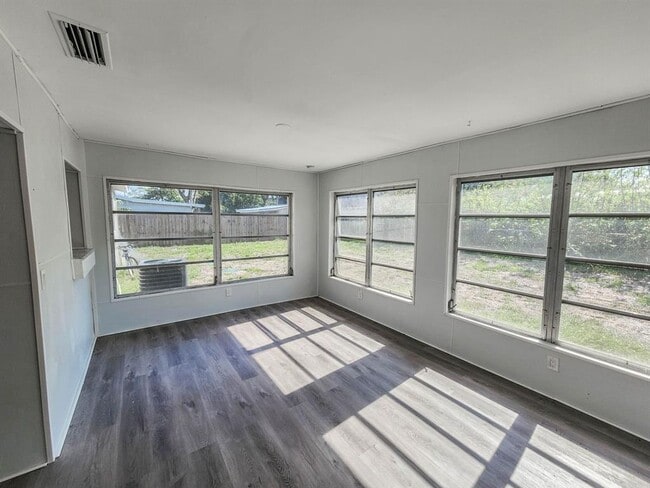 Building Photo - 995 Barclay Dr