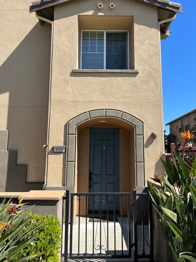 Building Photo - Stylish Willow Glen Townhome with Dual Master Suites, High Ceilings & Modern Upgrades!