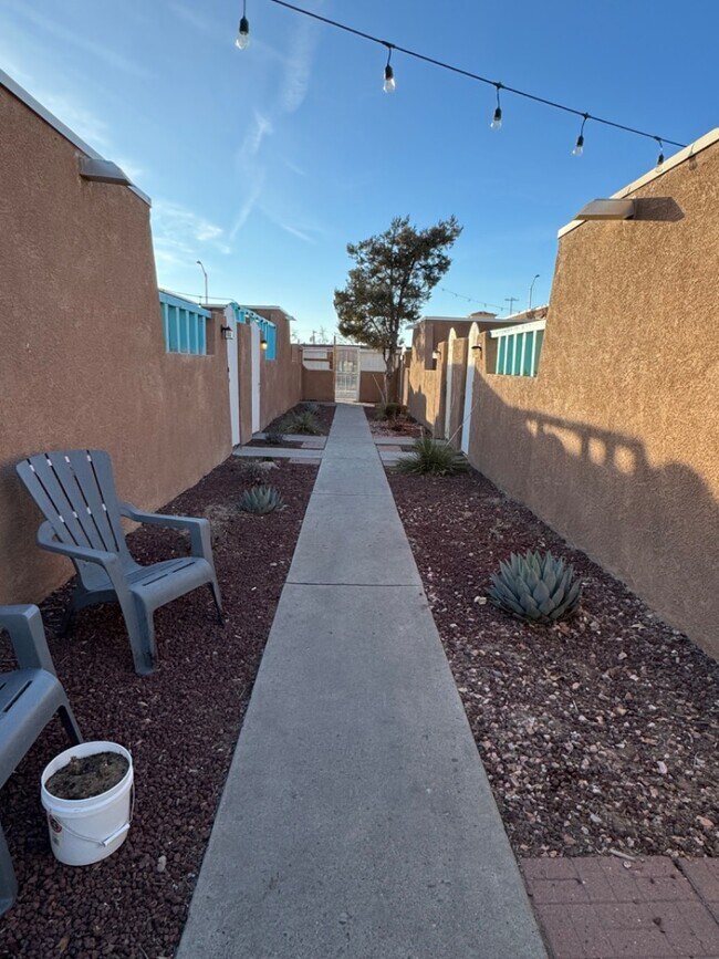 Building Photo - 928 San Pedro Dr SE