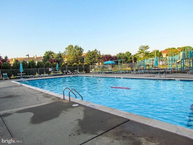 Building Photo - 2 Stout Ct