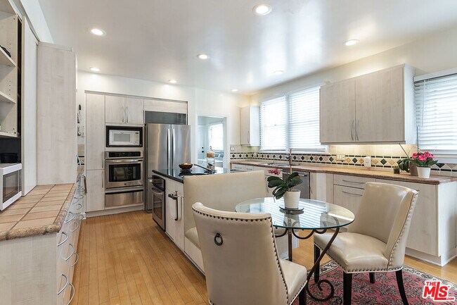 Building Photo - 143 S Mansfield Ave