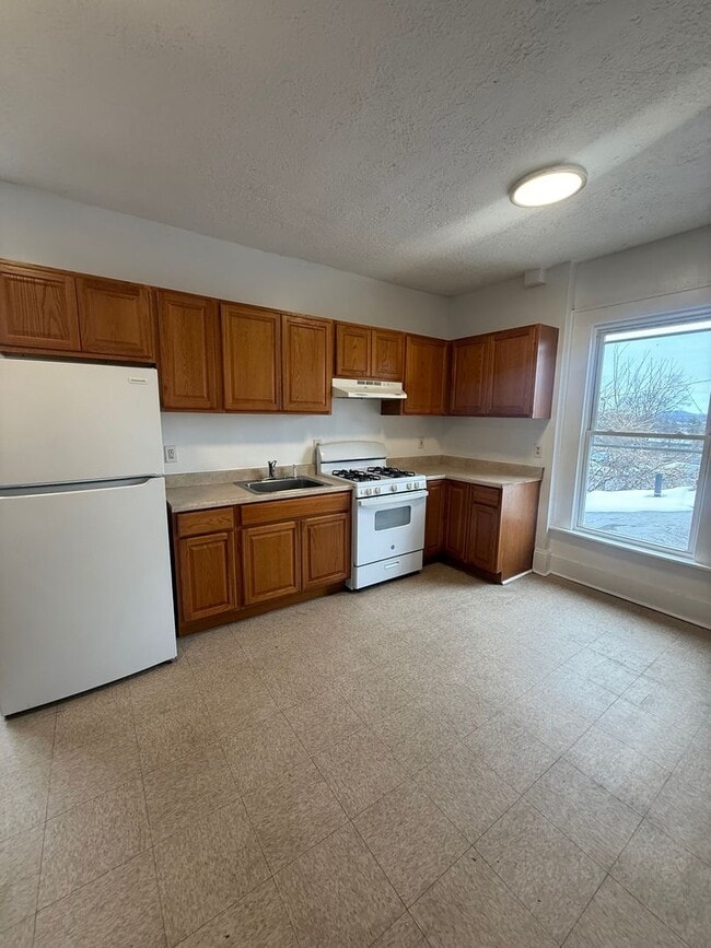 Building Photo - 104 Dubois St