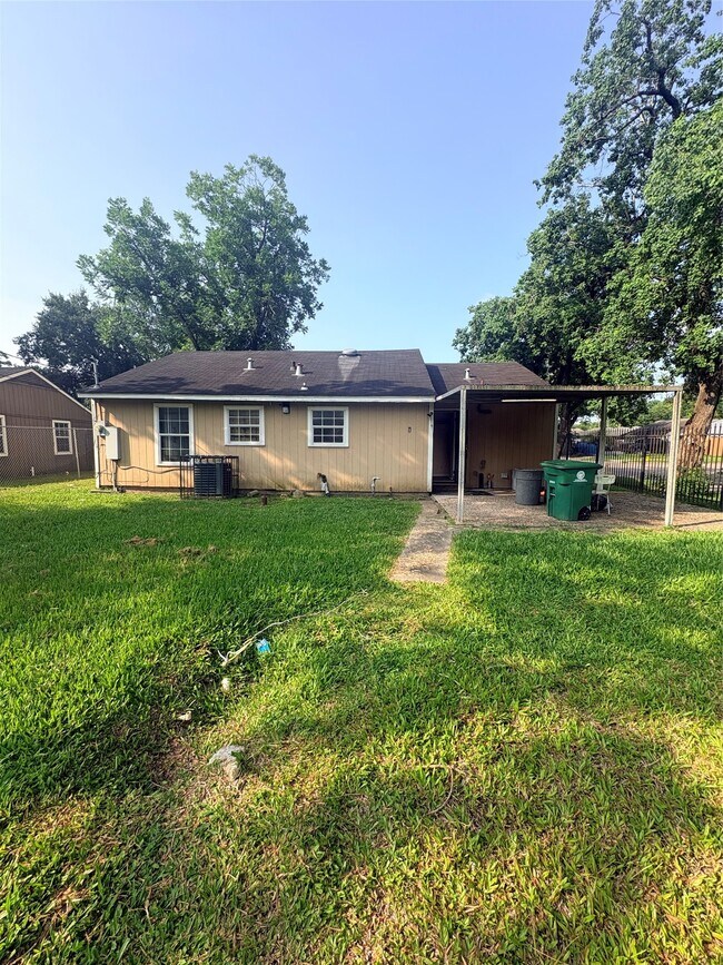 Building Photo - 5803 Southlea St