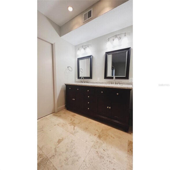 Building Photo - 1000 Winderley Pl