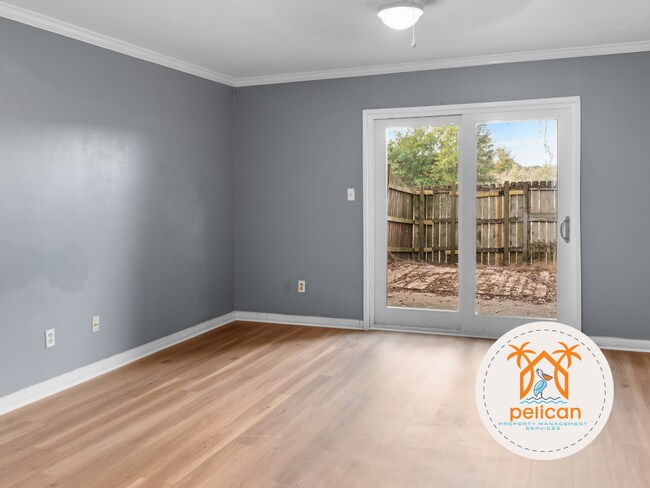 Building Photo - Bright townhome in the heart of Pensacola