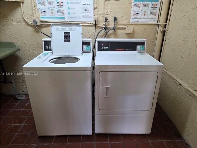 Building Photo - 13716 SW 90th Ave