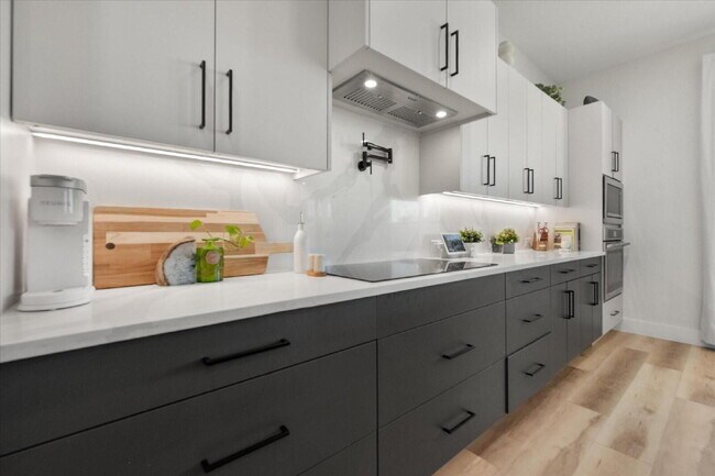 Building Photo - "Luxury 5-bedroom home offering expansive living, upscale design and seamless indoor-outdoor ente...