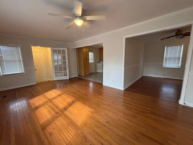 Building Photo - 3 Bedroom/1.5 Bath Charming House Large Fenced Yard