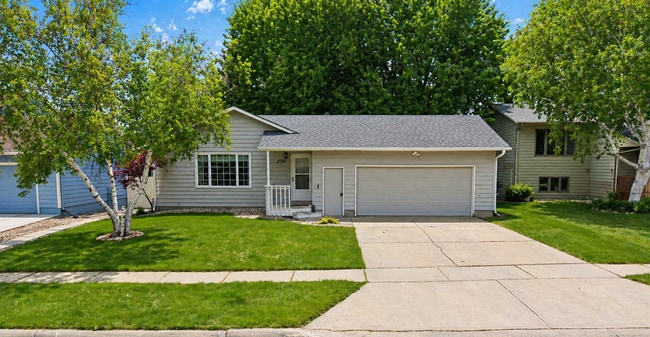 Building Photo - 4 BEDROOM, 2 BATH HOME IN EAST SIOUX FALLS! DOUBLE ATTACHED GARAGE! FENCED IN BACKYARD!