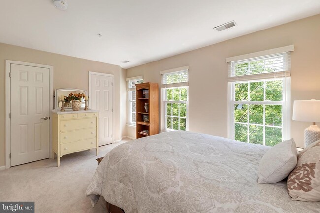 Building Photo - 4-level, 3-bedroom garage townhome
