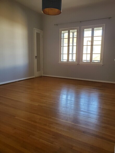 Building Photo - 1070 Masselin Ave