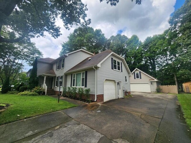 Building Photo - 720 Aguila Dr