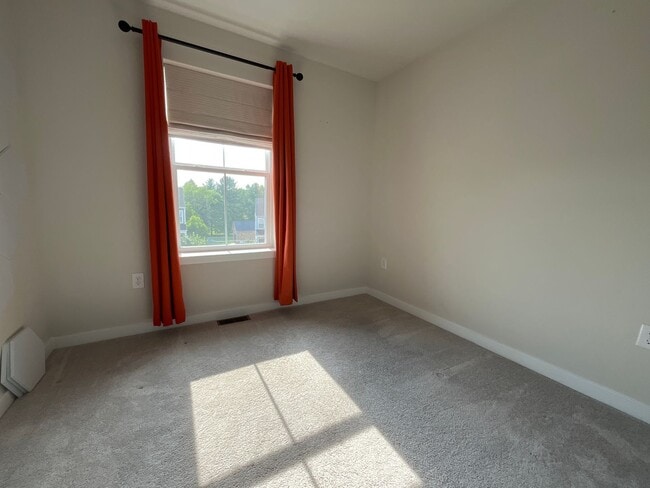 Building Photo - Beautifully maintained 3-bedroom, 2.5-bath...