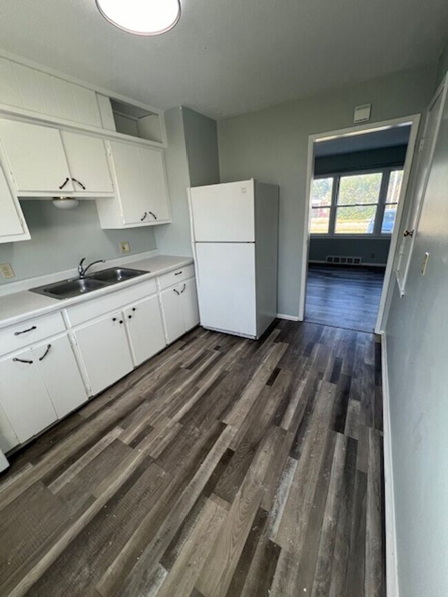 Building Photo - Spacious 4 Bedroom Duplex!!