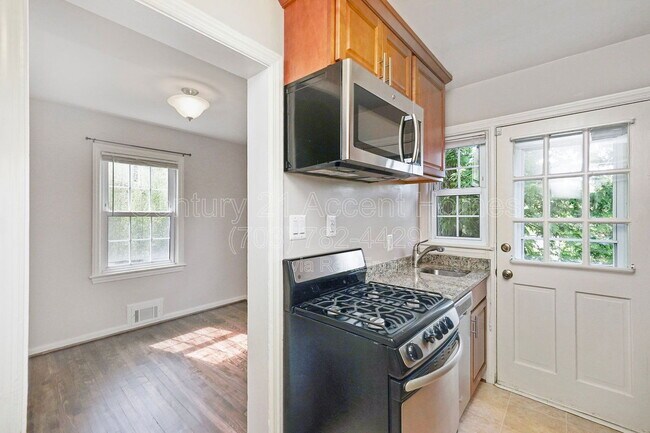 Building Photo - 2707 Jefferson Dr