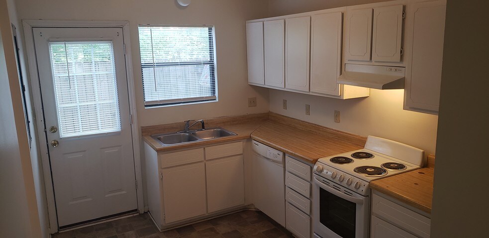 Kitchen - 706 Mason Terrace