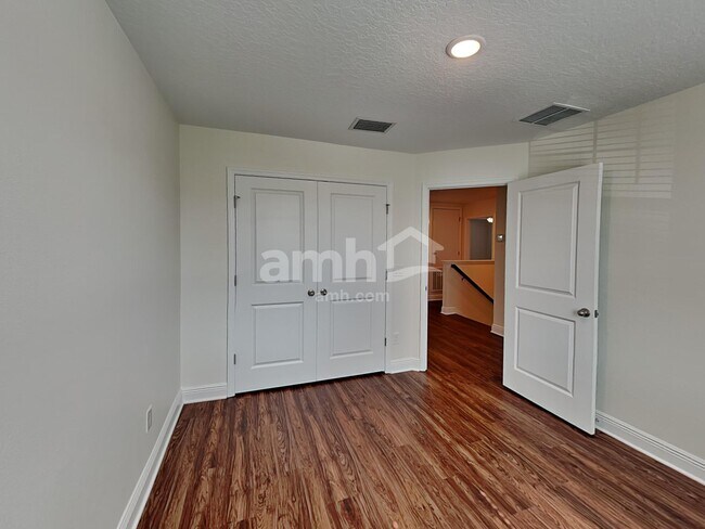 Building Photo - 1158 Sky Lks Dr