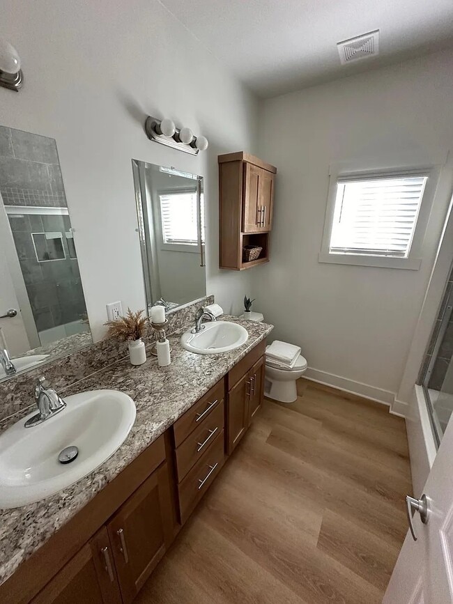 Building Photo - 17 Dart St