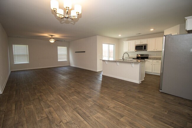 Building Photo - Gorgeous 3 Bedroom, 2 Bath - Available Mid...