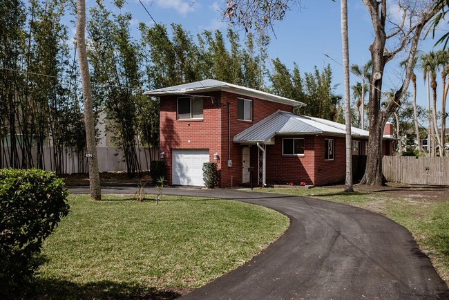 Building Photo - Riverfront Oasis in the City of Tampa!