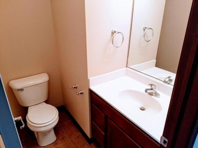 Building Photo - 1305 S G Ave, Unit 32