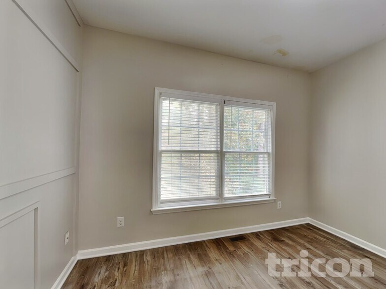 Building Photo - 716 Parkside Dr