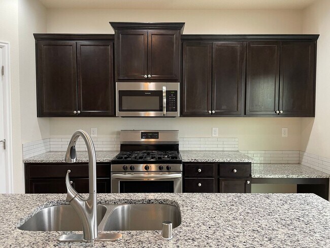 Building Photo - Beautiful 4 Bedroom 2.5 Bath Home Located ...