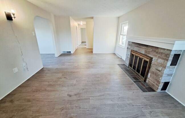 Building Photo - 3 Bed / 1-1/2 Bath Single Family Home w/ 2-Car Garage