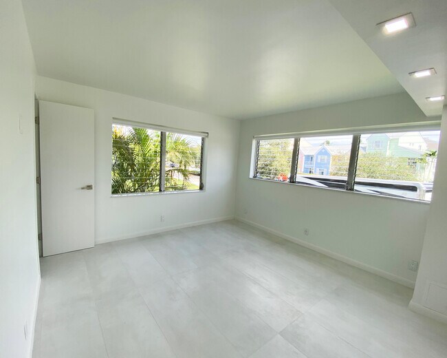 Building Photo - 2755 NE 28th Ave